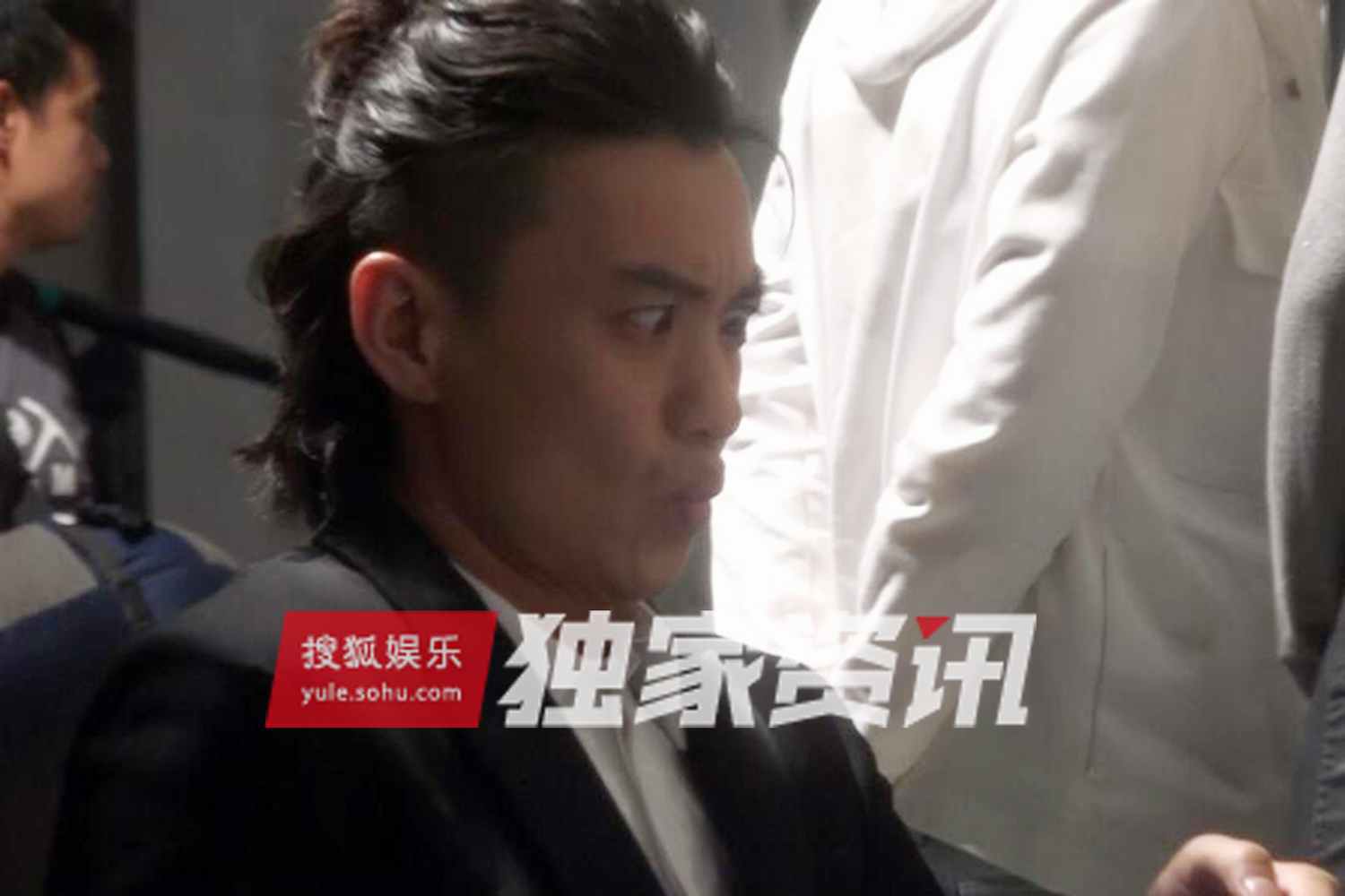 独家:执着表情帝 周一围对着手机狂练嘟嘴斗鸡眼