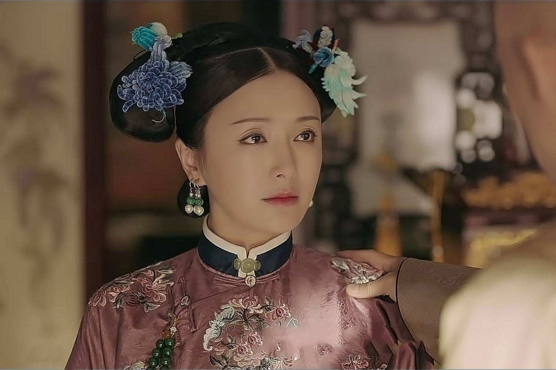 "富察皇后"也性感,秦岚火辣露脐装迷人,网友:比杨颖强多了