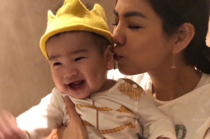 辣妈ella晒照亲密搂娃 劲宝咧嘴大笑秒变表情包