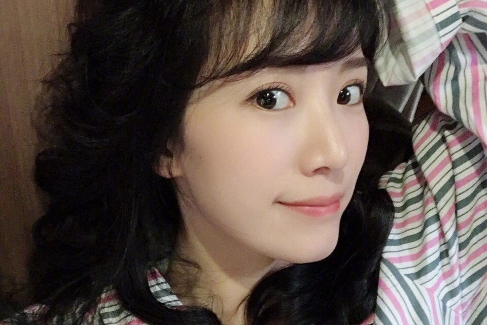李念穿病号服自拍表情搞怪 哀嚎没有假期嘟嘴卖萌