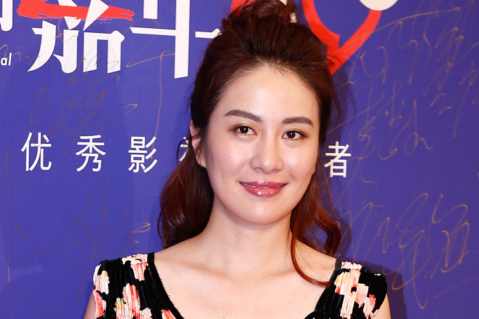 叶璇深v花裙性感秀美胸 露笑表情僵硬不自然