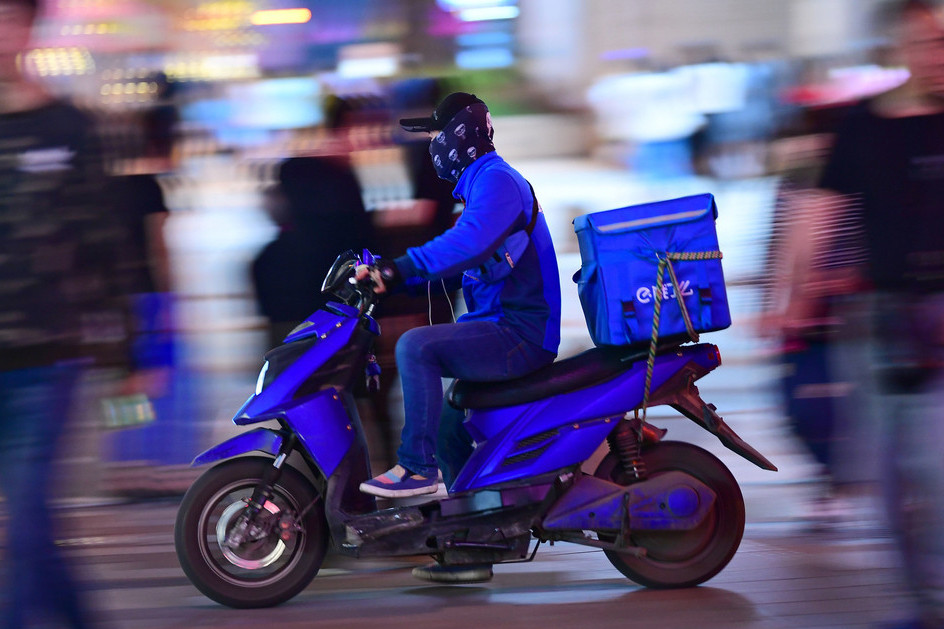 全年无休!外卖小哥夜色中送餐 每单收益5元