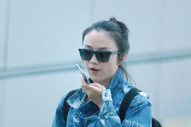 汤唯扎丸子头黑超遮面出行 一路语音聊不停