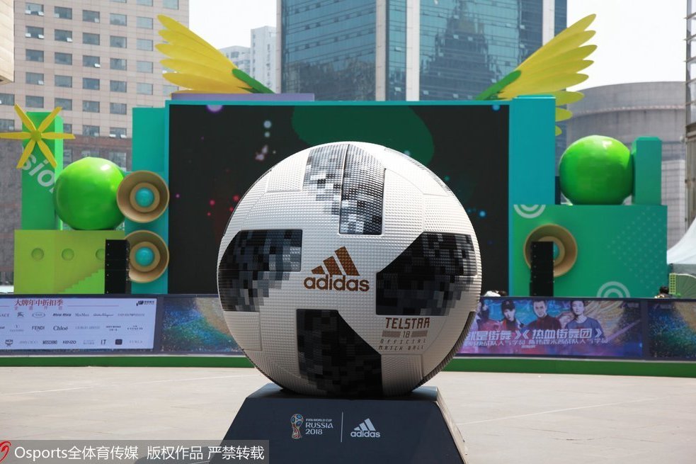 高清:巨型足球大力神杯亮相南京 打Call世界杯-搜狐体育