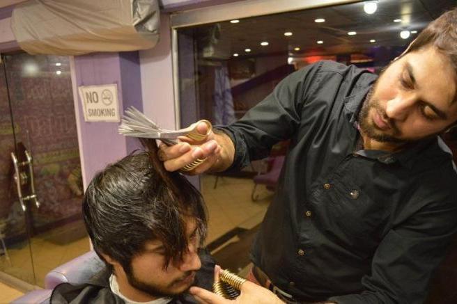 巴基斯坦理发师,用27把剪刀"剪发", 操作让游客着迷了!