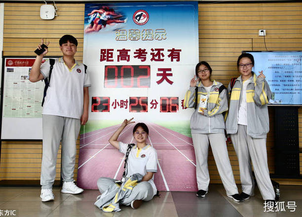 北京二中高考动员会:考生在校服上签名相互鼓励
