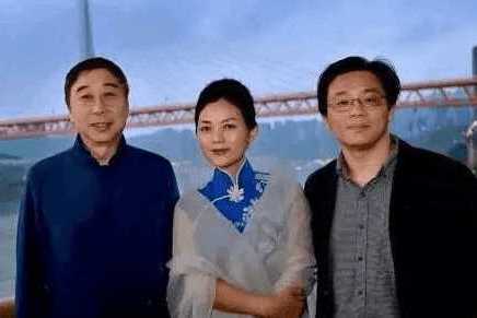 冯巩隐瞒30年的妻子终于曝光,儿子长相却一言难尽,网友:亲生的