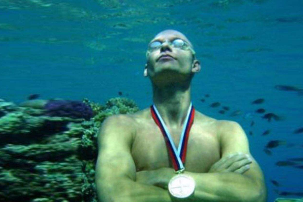 世上憋气最长的人,打破吉尼斯纪录,在水里22分钟跟没事人一样!