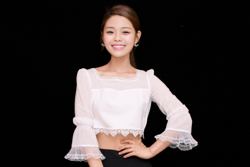 莫小贝变淑女!王莎莎晒照秀小蛮腰美翻了