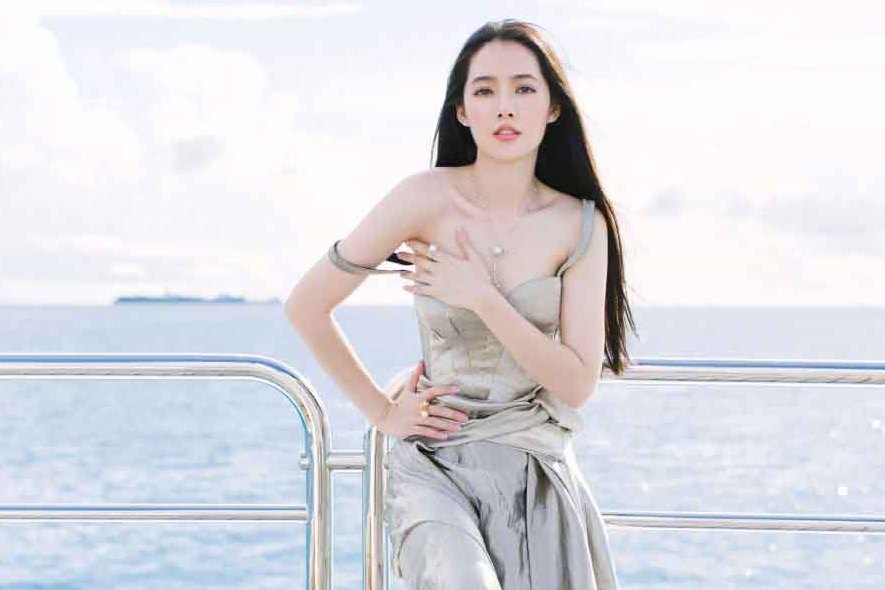 郭碧婷泳装登封 海边释放迷人魅力