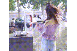 搞笑GIF:誰家的女孩子這麽可愛,沒人要我可抱走了