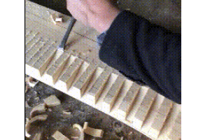 搞笑GIF:我就想問一下,這是木頭軟還是力氣大呢