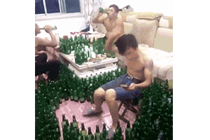 開心一刻:喝完這箱再來一箱!