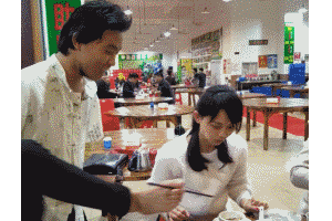 搞笑GIF:走到最後我蒙了,這難道是男生宿舍?