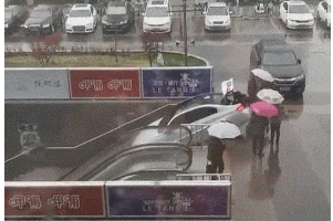 幽默段子:下樓梯自己走就行了,還開什麽車啊,這下卡住了吧
