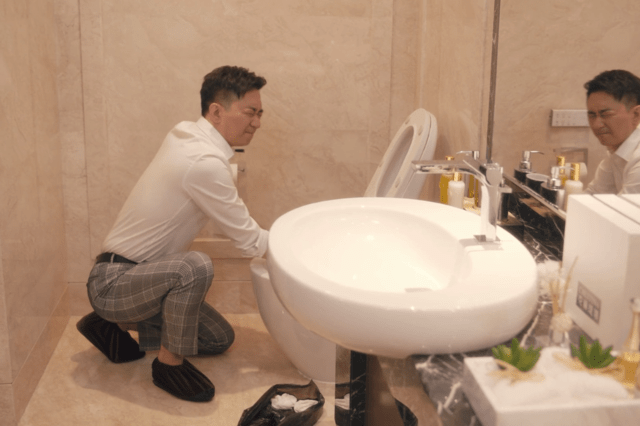《安家》王子跪地刷馬桶賺38萬,可他拿起的是錢,放下的卻是尊嚴