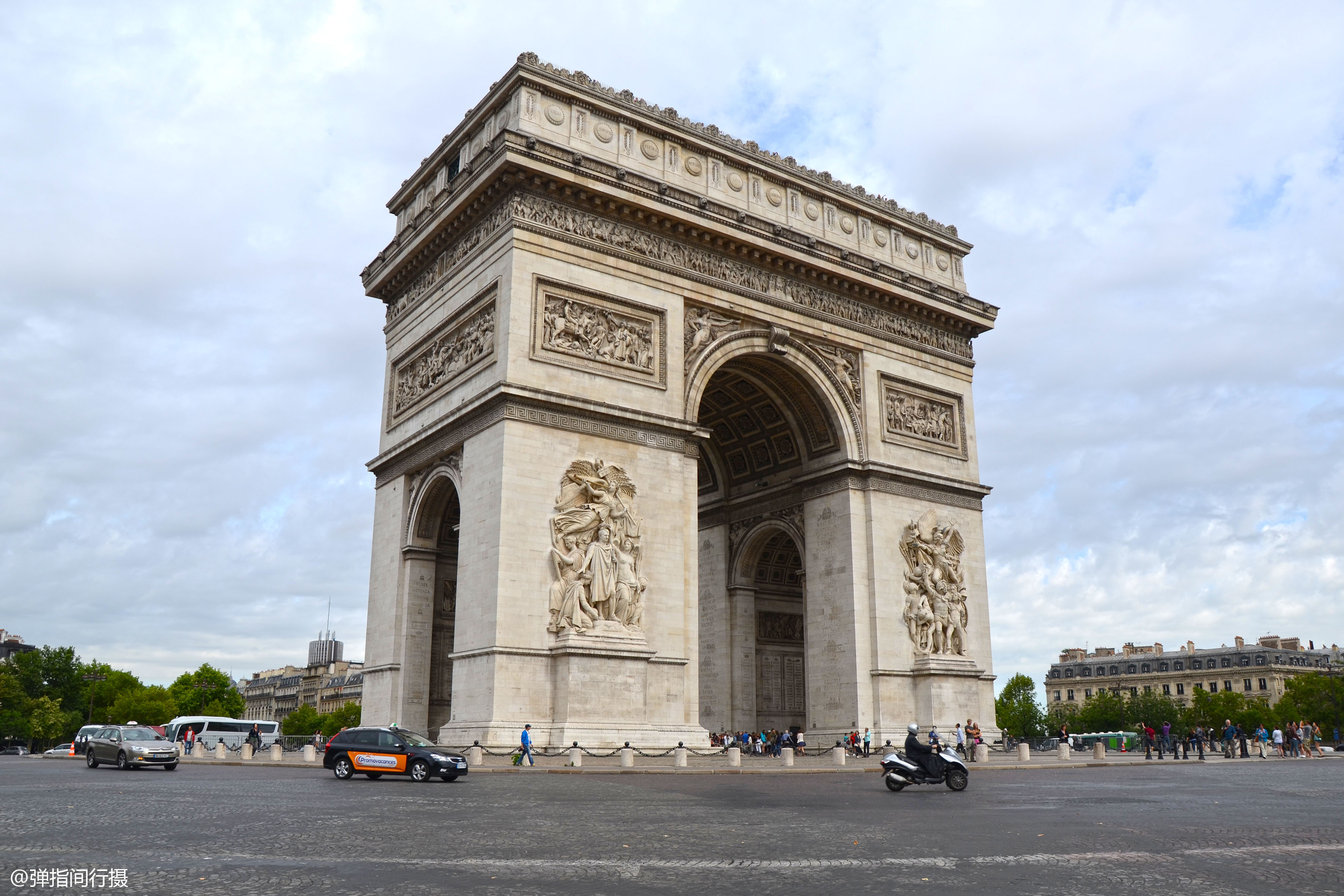 欧洲最大的凯旋门,成法国著名地标建筑,堪称"浮雕艺术教科书"