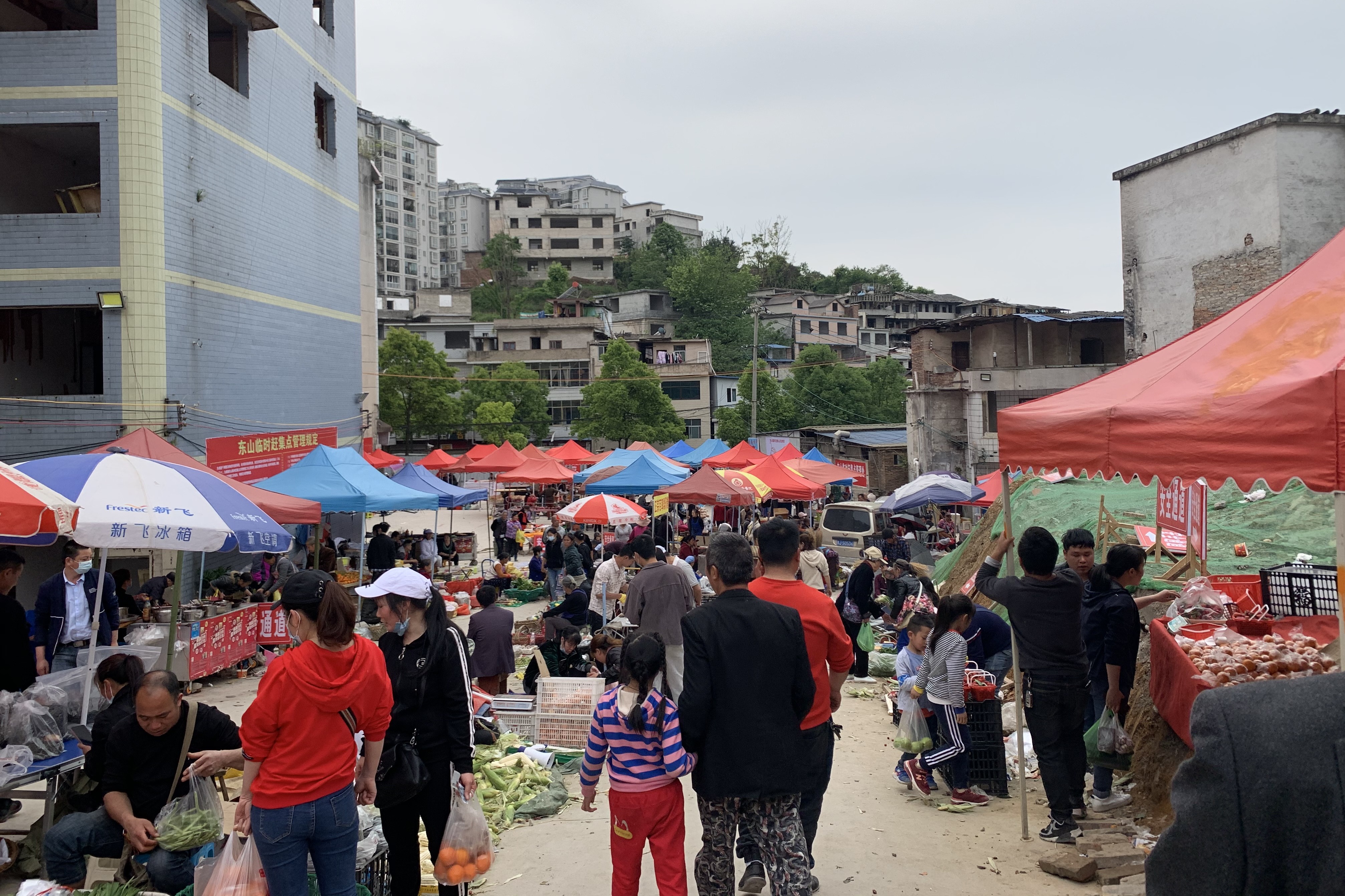 最独特的乡镇集市,你应该没见过,跟着镜头去看看