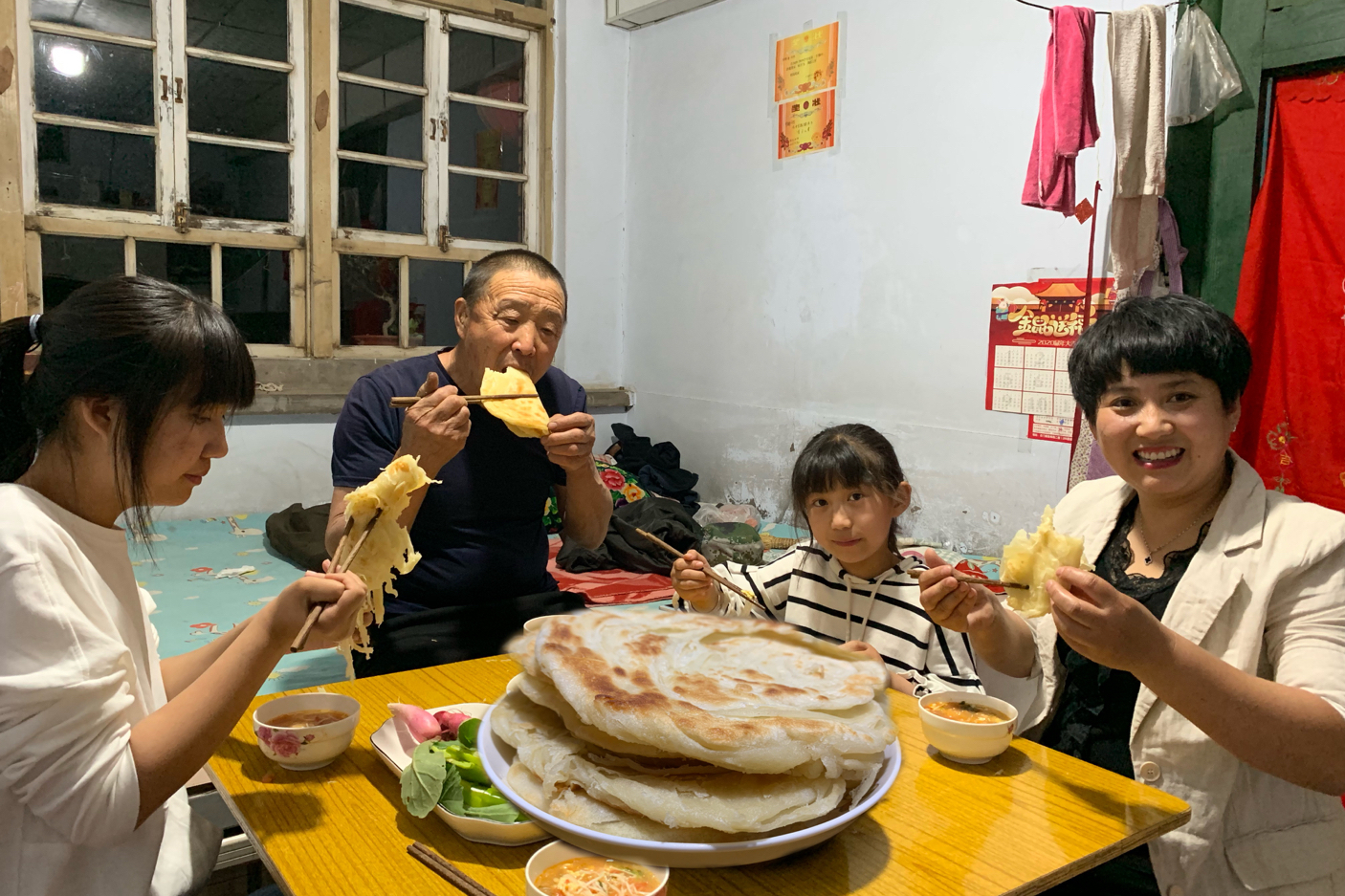 今天做个简单家常饭烙油饼鸡蛋汤营养搭配全家人都爱吃