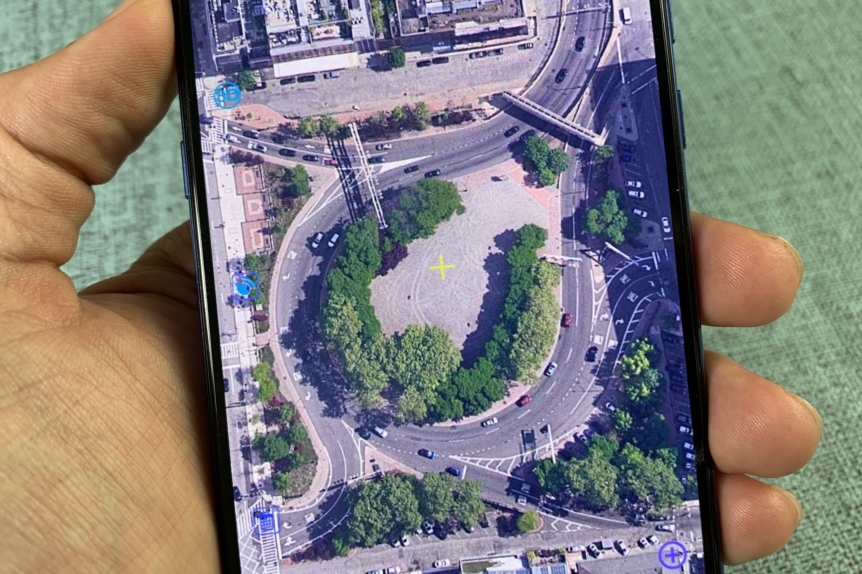 手机3d高清卫星地图,从太空看城市的十字路,车道汽车很清楚