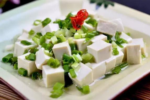 小葱拌豆腐一清二白,怎样调出与众不同的味道?