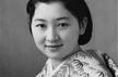 结婚前她的姓名是正田美智子.经营日清制粉公司的正田英三郎的长女.