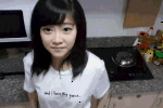搞笑gif趣图:妹子,跳舞时要注意脚下,这下摔疼了吧!