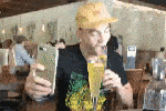 搞笑gif:撞衫不可怕,可怕的是跟谁撞衫,妹子已经不淡定了!