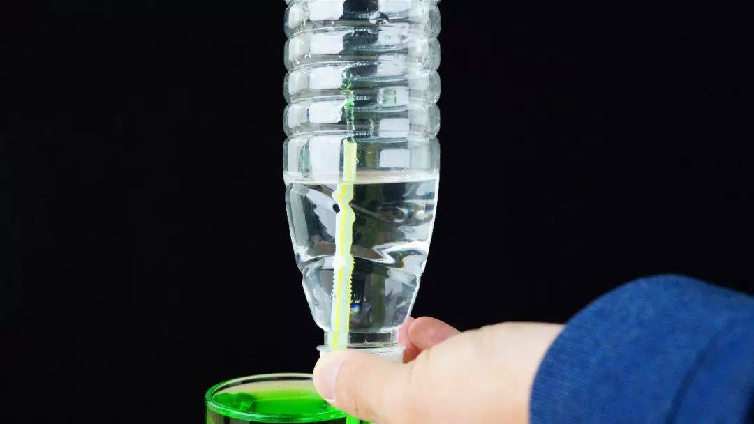 水往高处流？一长一短两根吸管插入水杯就能做喷泉