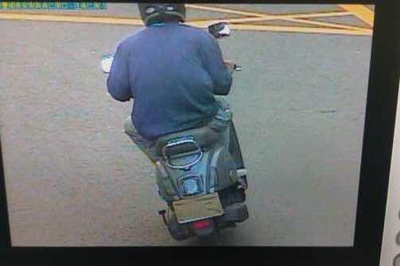 两男子抢银行,下班了!改抢邮局,枪掉了!