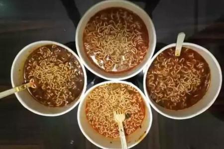 韩雪发博,大半夜吃泡面,四碗泡面炫出新高度