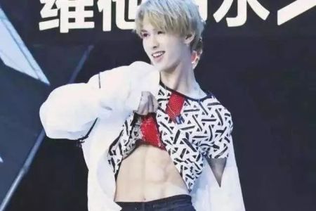 这年头的男明星,没有8块腹肌是不是不好意思出道了?