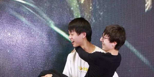 LOL土耳其战队辅助表示出柜 网友:RNGay的各位什么时候宣布