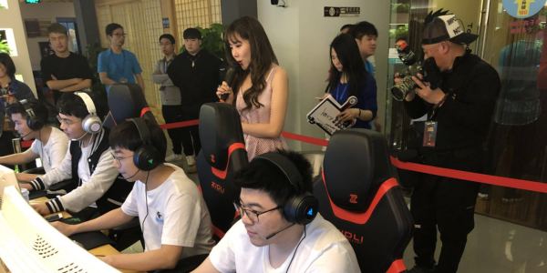 韦神在网鱼表演现场版吃鸡竟然被粉丝淘汰 还要送出大礼包