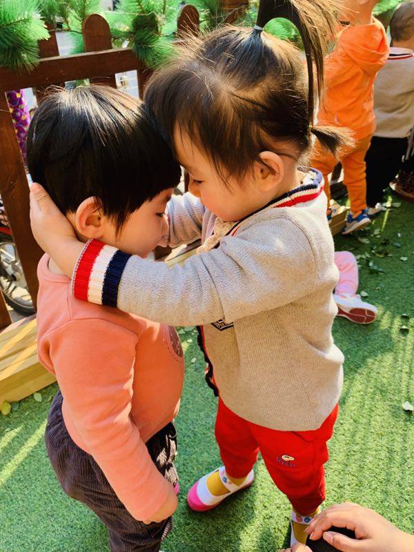 真爱幼幼宝宝爱的传递——碰碰脑门儿