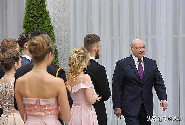 舞步间的政治温度,卢卡申科新年舞会上的共舞与象征 舞步间的政治温度,卢卡申科新年舞会上的共舞与象征