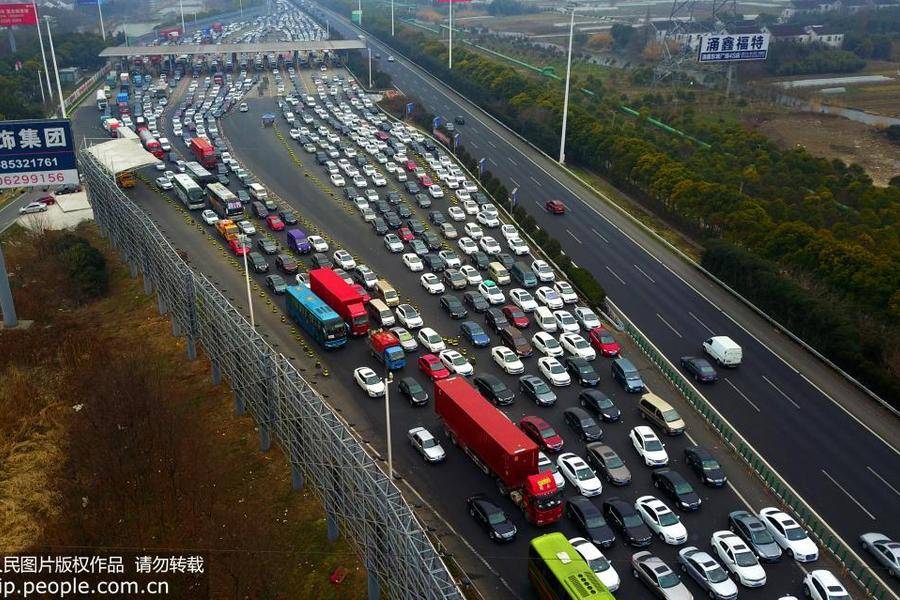 航拍高速：返乡车流增多 拥堵20公里