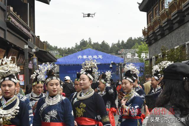 贵州促进旅游系列活动在丹寨万达小镇启动街头飘来最炫民族风