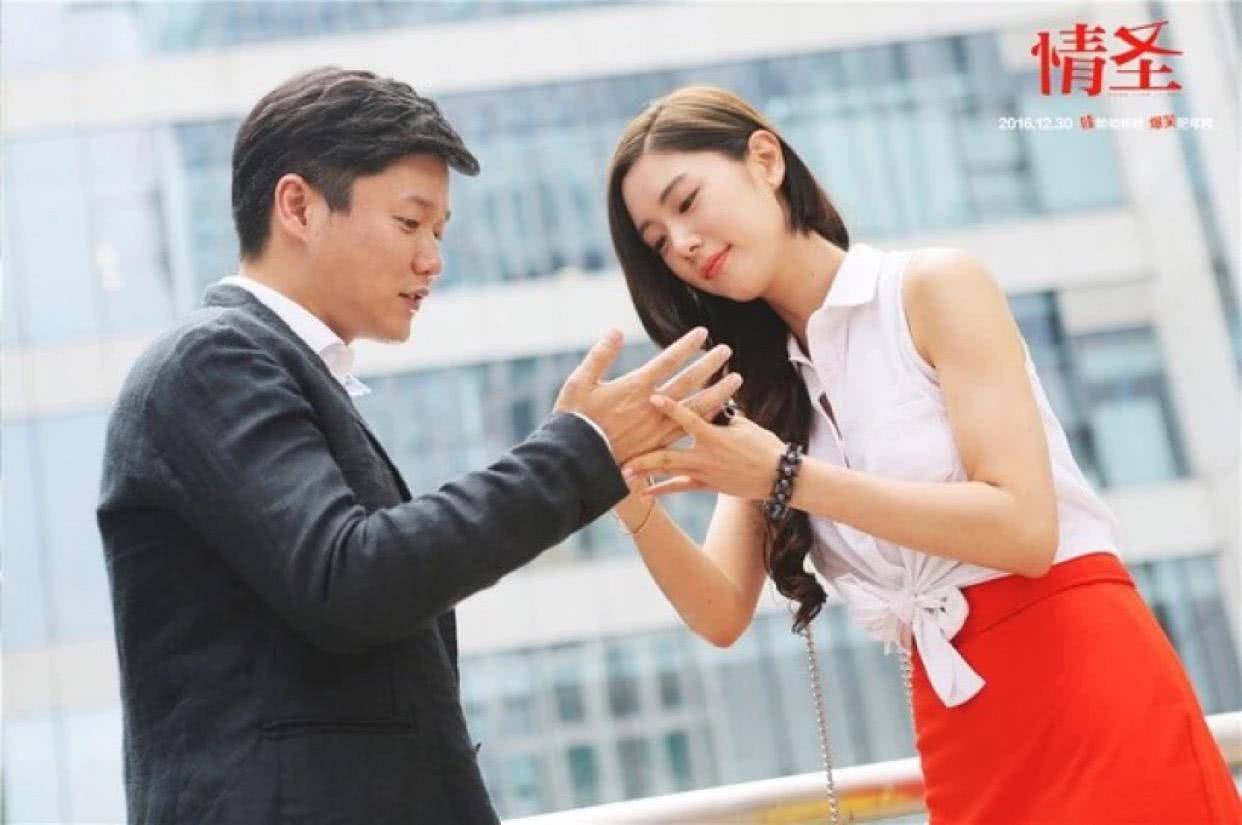 《情圣》中惊艳无数网友的红衣女神,克拉拉她要结婚了