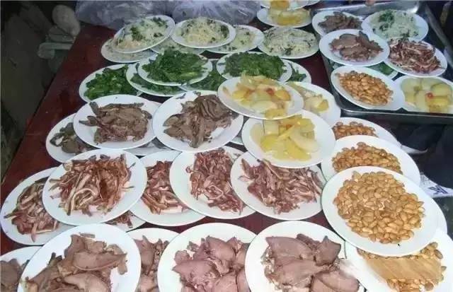 咱东北人的流水席，你吃过吗？场面绝对震撼......