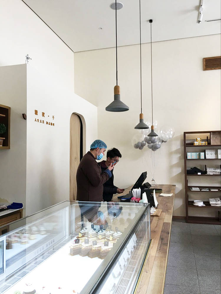 1 12#上吊灯应用案例#本土创造# 甜品店 项目：糖秋千 地址：浙江台州市椒江