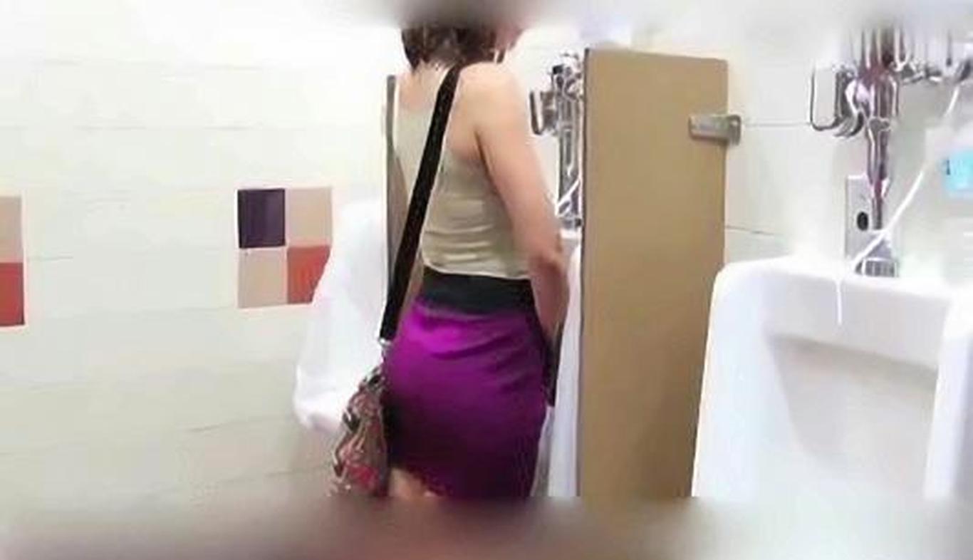 美女在男厕所站着小便 来的男生看到会是什么反应
