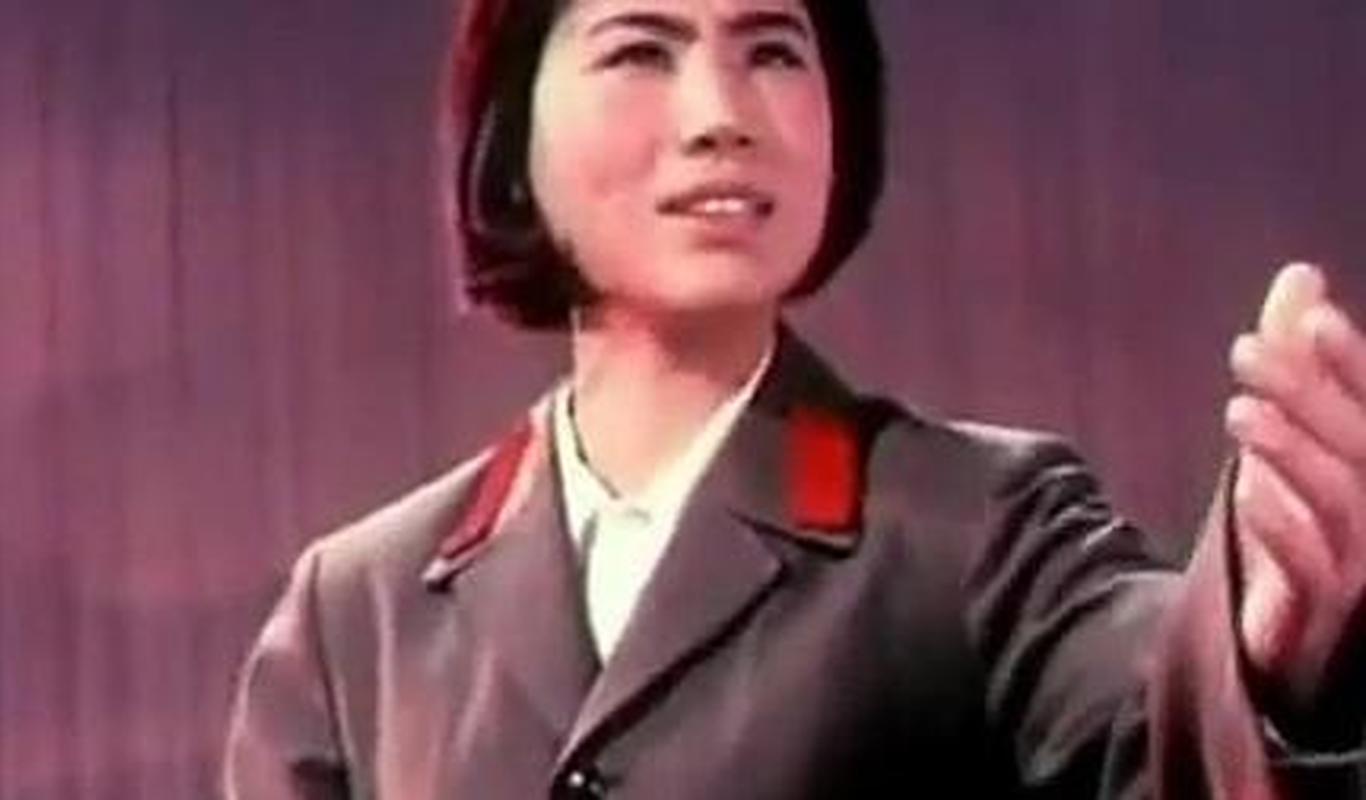 经典老歌——1977年女中音俞敬东演唱《每当我唱起东方红》