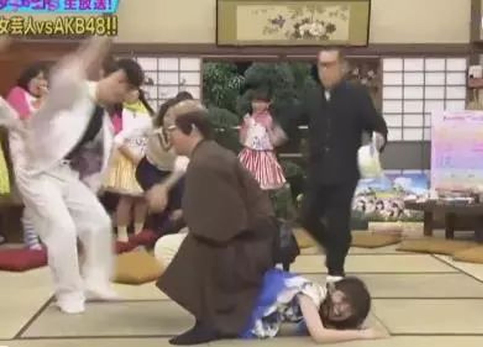 日本综艺公然羞辱美少女偶像，对镜头打屁股下跪竟然还……