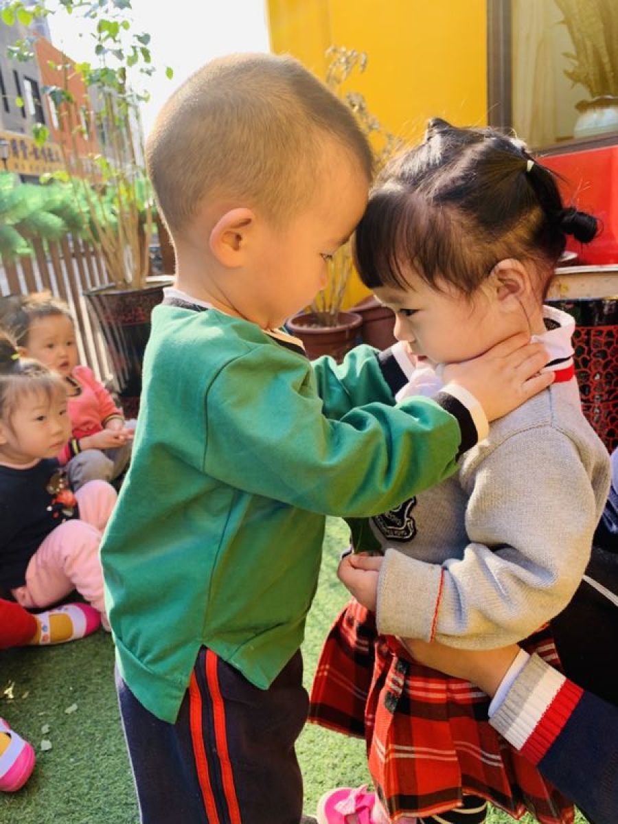 真爱幼幼宝宝爱的传递——碰碰脑门儿