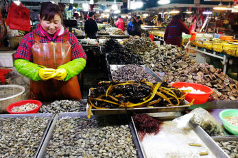 海鲜市场比菜市场海鲜多得多 价格也高 市民乐
