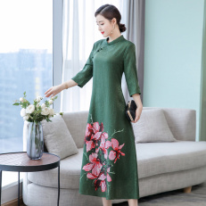 这是一款 好看 的连衣裙,搭配黑色高跟鞋,成熟又