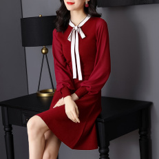 这是一款 好看 的连衣裙,搭配黑色高跟鞋,成熟又