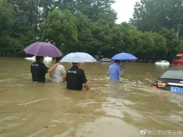 史上最大暴雨来袭!南京警方为何仍带他去"看海"