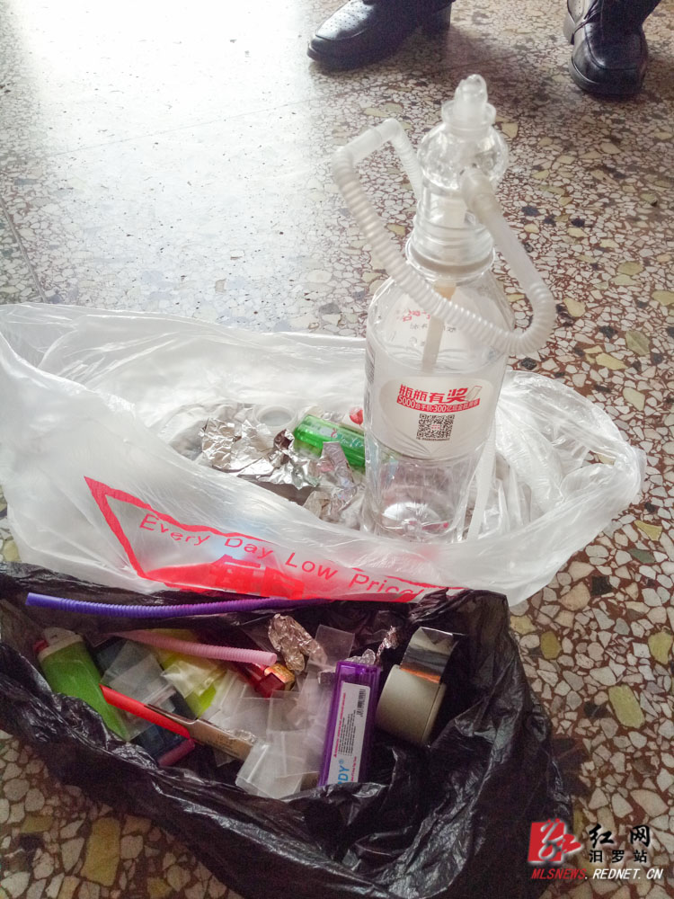 民警现场搜出的吸毒工具和装毒品的袋子